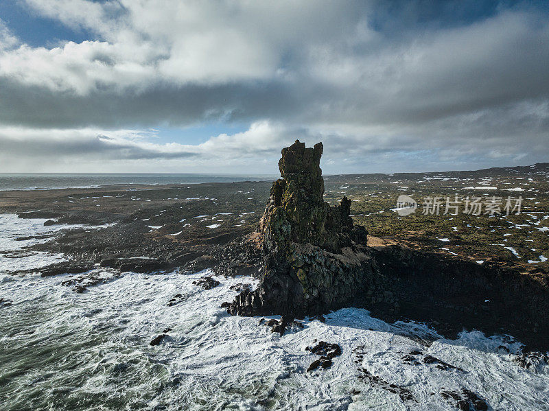 冰岛Londrangar玄武岩悬崖Snaefellsnes Lóndrangar岩石尖顶